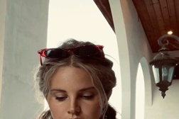 Lana Del Rey lidera top nacional de vedas com "Chemtrails Over The Country"