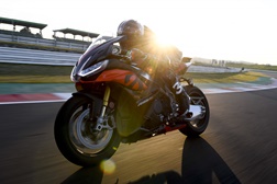 Aprilia RSV4 e RSV4 Factory – A rainha da potência e aerodinâmica