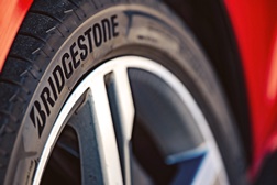 Bridgestone com programa Garantia Total nas oficinas First Stop - Solução oferece satisfação, cobertura de danos, quilometragem e revisões gratuita 