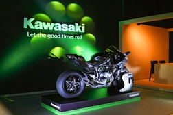 Kawasaki lança novo conceito de concessionárias no país e inaugura este mês duas lojas no novo conceito