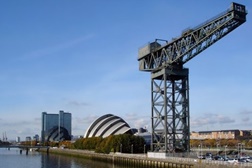 Danny MacAskill faz acrobacias no topo de um guindaste com 53 metros em Glasgow