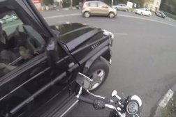 Mulher de moto devolve à força lixo que condutores atiram para o chão