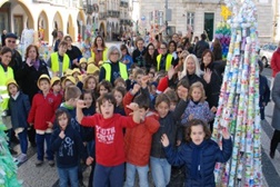Exposição de árvores de Natal recicladas na Praça do Giraldo