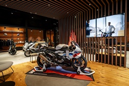 Abertura de portas do novo Stand Santogal BMW Motorrad no Seixal