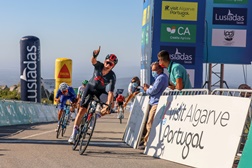   47.ª Volta ao Algarve: Ethan Hayter surpreende trepadores e veste-se de amarelo na Fóia