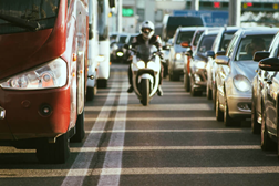 Arrisco a multa ou arrisco o encosto?