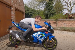 Quais as diferenças entre uma MotoGP e uma desportiva de estrada?