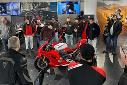 Ducati Panigale V4 R MY26: a nova referência de exclusividade e engenharia extrema chegou a Lisboa