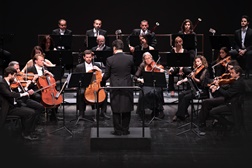 Orquestra Clássica do Sul aceita desafio (in)sonoro da FNAC Faro - Interpretar êxitos dos Queen e experimentar o primeiro aspirador trolly sem fios da Rowenta