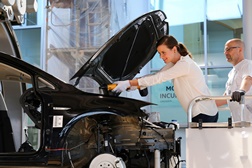 Somente na Volkswagen: os clientes podem “montar” o seu carro - O e-Golf1 na fábrica “transparente” de Dresden