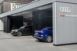 Carregamento rápido no centro de Berlim da  AUDI  - 4 pontos de carga rápida que podem ser reservados com até 320 kW de potência de carga 