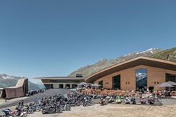 Museu Top Mountain Crosspoint na Áustria consumido pelas chamas