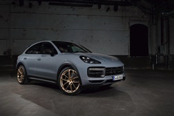 O novo superatleta da Porsche: o Cayenne Turbo GT - A aceleração 0-100 km/h é obtida em 3,3 segundos, velocidade máxima de 300 km/h