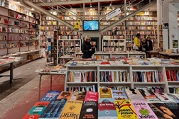 Ler Devagar do LX Factory eleita  uma das 10 mais bonitas livrarias com café do mundo