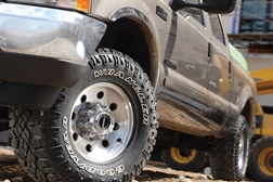 Wrangler DuraTrac da Goodyear foi eleito o melhor pneu de 2014 pela revista “Off Road” - Cerca de um terço dos 63.000 votos recebidos foram para o Wrangler DuraTrac da Goodyear