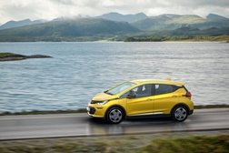 Opel em destaque no Salão de Paris: estreia mundial do Ampera-e