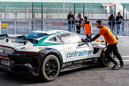 Pedro Perino sobe ao pódio na estreia com o Aston Martin GT4 - Piloto de Oeiras no 3.º lugar no Estoril na primeira experiência com um GT