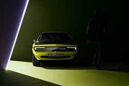 Novo Opel Manta GSe Elektromod com um sorriso radiante - Um clássico agora elétrico