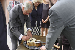 Leilão solidário de ukulele assinado pelo Príncipe Carlos e Camilla Parker-Bowles