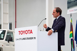 Paulo Portas preside à saída de fábrica do Land Cruiser 70 produzido para África do Sul na Toyota Caetano Portugal 