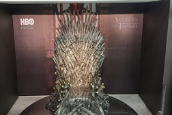 Trono de ferro de "A Guerra dos Tronos" em exposição na Fundação Portuguesa das Comunicações
