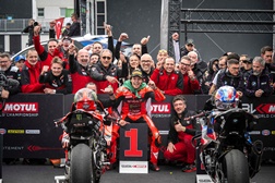 Mundial de SBK 2025 - Most  Bulega ‘quebra’ Toprak