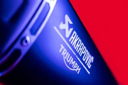Triumph e Akrapovič formam parceria de longa duração