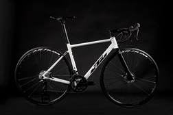 KTM apresenta nova Revelator Alto One - Bicicleta de estrada em carbono
