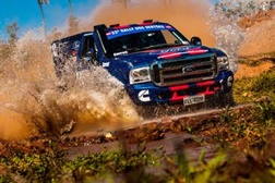 Após vitória no Rally dos Sertões, Edu Piano visita fábrica da Cummins Brasil
