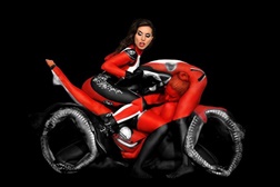 Modelos transformam-se em motos