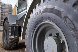 Goodyear lança POWERLOAD - Maior durabilidade e tração para carregadoras de rodas compactas e motoniveladoras