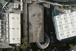 Vhils homenageia o icónico designer da MINI com uma nova intervenção