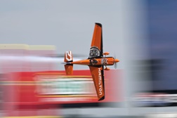 Estados Unidos recebem a sexta etapa "Red Bull Air Race 2014" - Odisseia acompanha a luta renhida entre Arch, Bonhomme e Lamb nos céus de Fort Worth