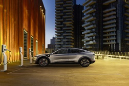 Ford simplifica a vida aos clientes do elétrico Mustang Mach-e  - Concentrar-se nas emoções da condução