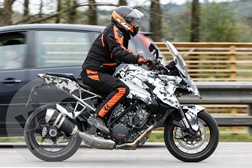 KTM deixa escapar mais imagens de outra versão turística equipada com o motor LC8