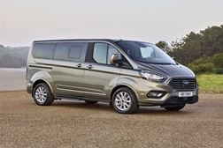 Novo People Mover Ford Tourneo Custom Oferece Lugares de 1º Classe Para Trabalho ou Lazer