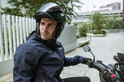 Marca britânica RST aposta em gama urbana que une proteção de motociclismo e estética de rua