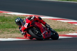 Ducati Panigale V4 S quase de série vence corrida em Itália!
