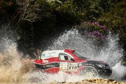 Luiz Facco e Humberto Ribeiro sobem ao pódio ao final do Rally dos Sertões