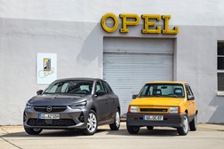 Opel Corsa estreia em Frankfurt ao lado de um raro Corsa GT que viajou de Portugal - 2700 km para este Corsa de 32 anos se apresentar no Salão Automóvel