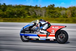 Max Biaggi atinge novo recorde com moto elétrica: 455,737 km/h!