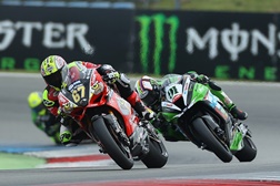 Britânico Superbikes – Haslam cai, Shakey renova...