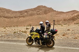Casal bate recorde do Guiness ao circunavegar o mundo de Suzuki V-Strom 1050XT