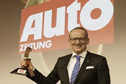 O CEO da Opel, Karl-Thomas Neumann, recebeu o troféu correspondente à vitória do ADAM na classe 'Citadinos'. A iniciativa do 'Auto Zeitung' contou com mais de 100.000 leitores votantes.
