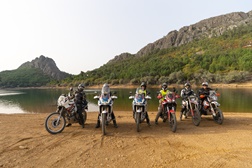 Motociclistas lutam para contrariar efeitos da seca no Lés-a-Lés Off-Road 2022 - Nem o pó escondeu os sorrisos na chegada do Lés-a-Lés Off-Road a Arronches