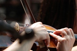Mozart, Beethoven e piano a quatro mãos pelos Solistas da Metropolitana