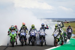 SSP 2022, Austrália: Cluzel celebra fim de carreira - Colegas juntam-se com celebração emocional.   