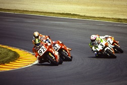 Há 1 Kawasaki, 4 Ducati e 10 títulos mundiais nesta foto