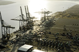 Goodyear assina acordo com London Gateway - Goodyear OTR assina contrato por 3 anos com DP World para o fornecimento de pneus radiais para atividades portuárias