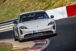 Novo recorde de Nürburgring para o Porsche TAYCAN - Equipado com o Kit Performance 